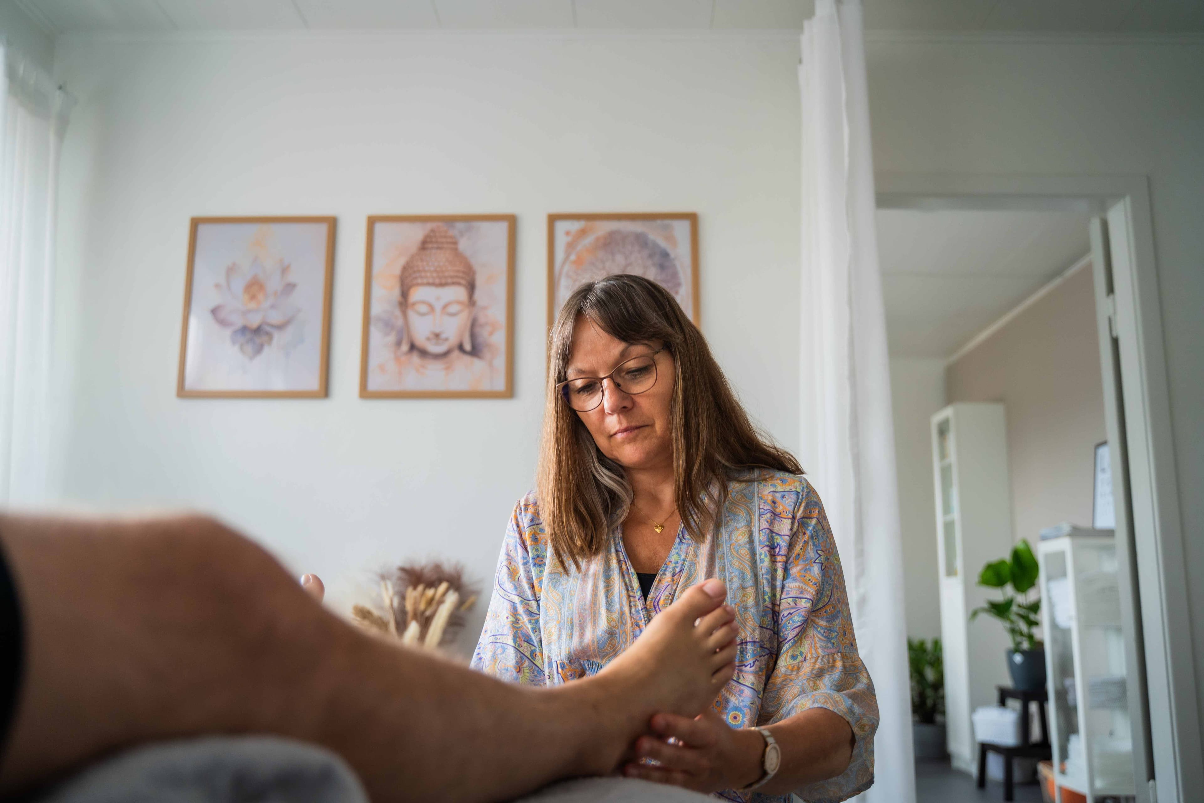 Jette udfører behandling i klinikken